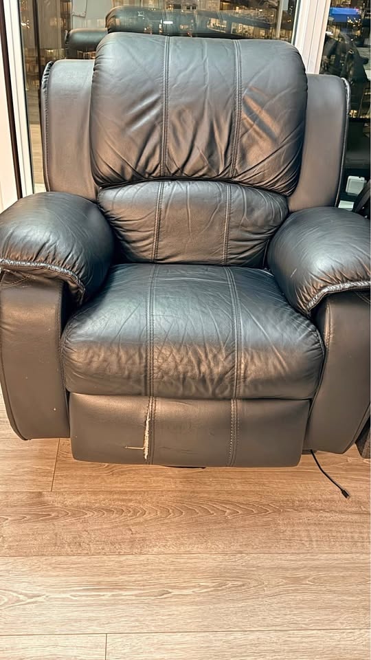 Comfortable Recliner Chair with Cover – Works Perfectly