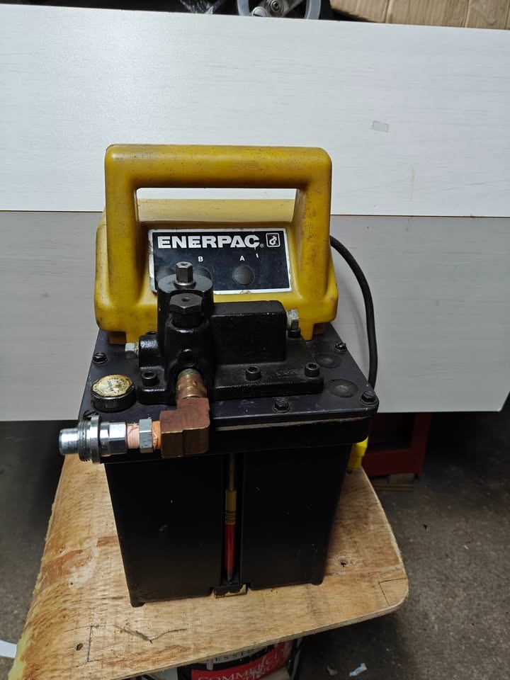 Enerpac PEM1201B Electric Submerged Hydraulic Pump - photo 2