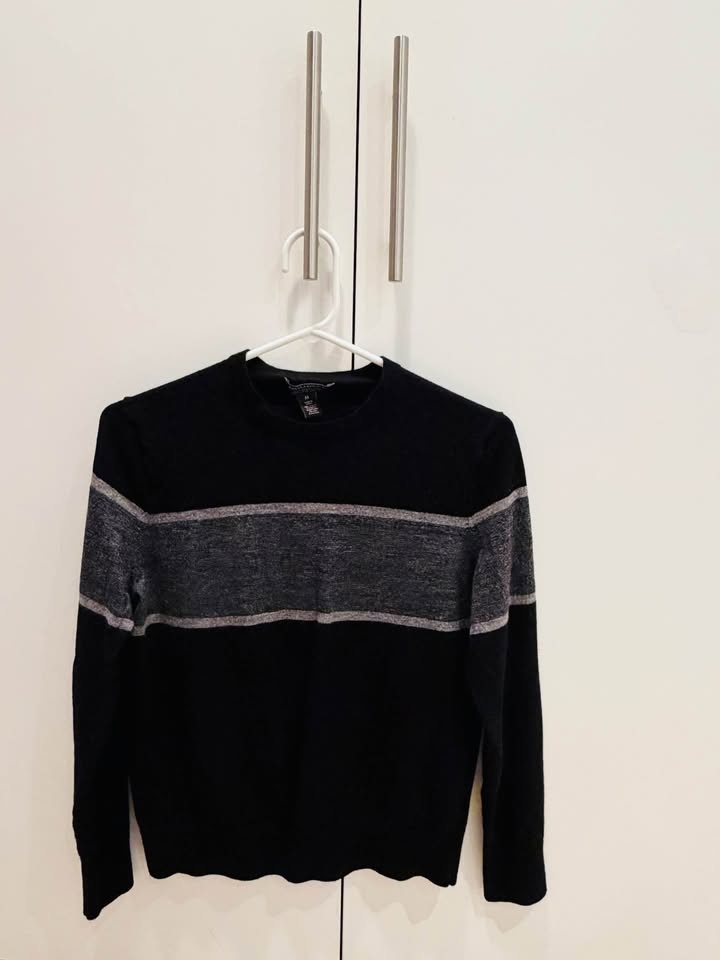 Banana Republic Women’s Sweater – Medium Size | - photo 2