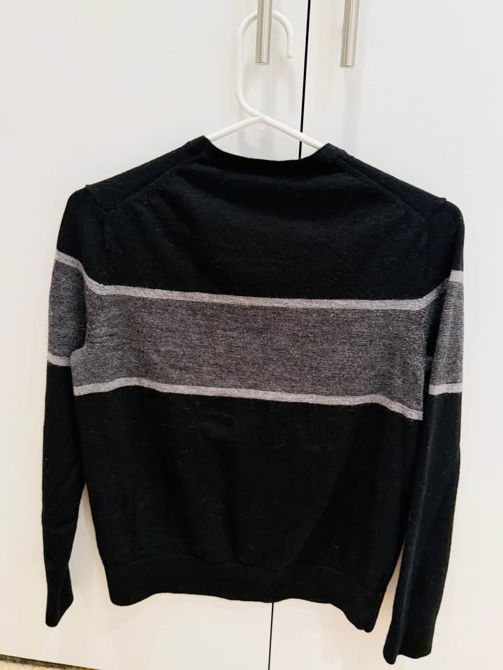 Banana Republic Women’s Sweater – Medium Size | - photo 3