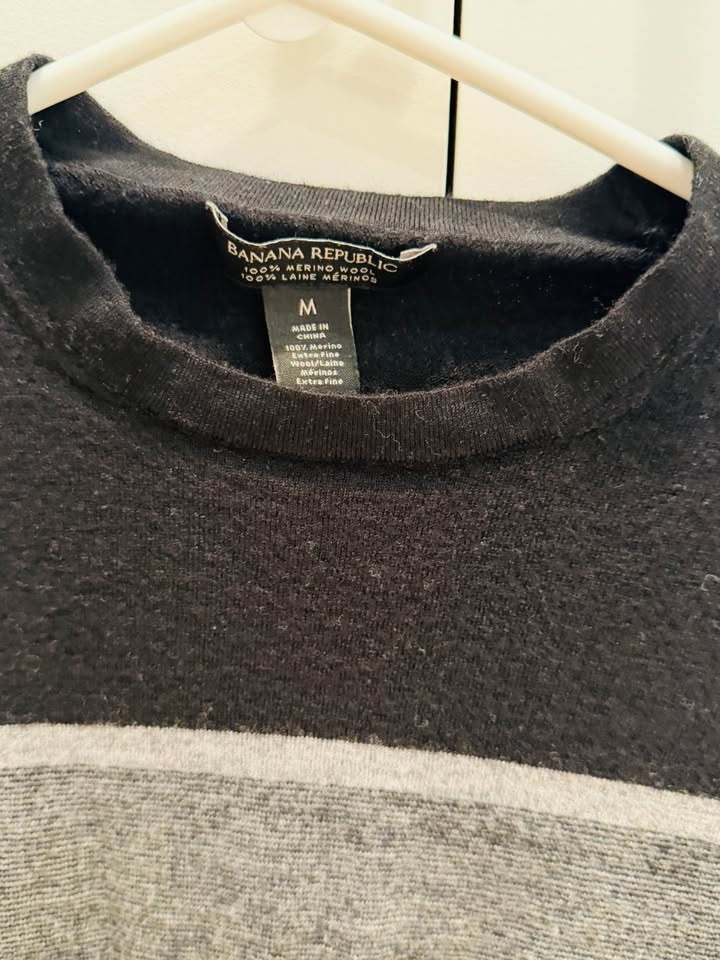 Banana Republic Women’s Sweater – Medium Size | - photo 4