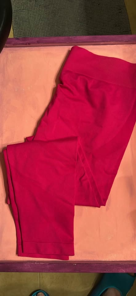 3 xl SHEIN or temu crop top and butt lifting leggings - photo 5