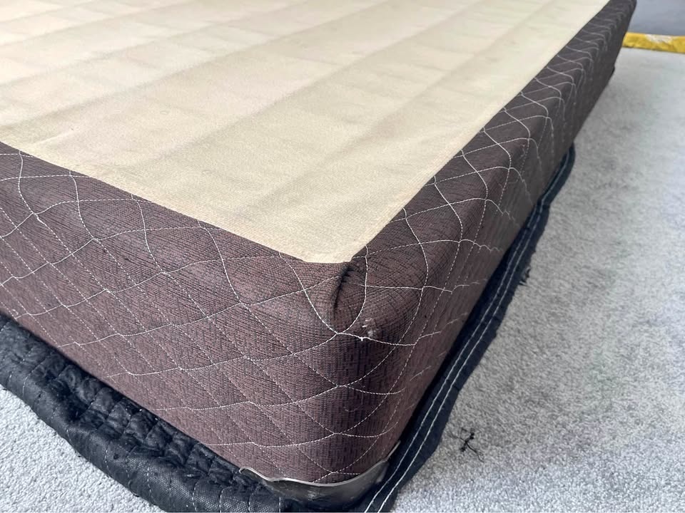 Queen box spring 20$