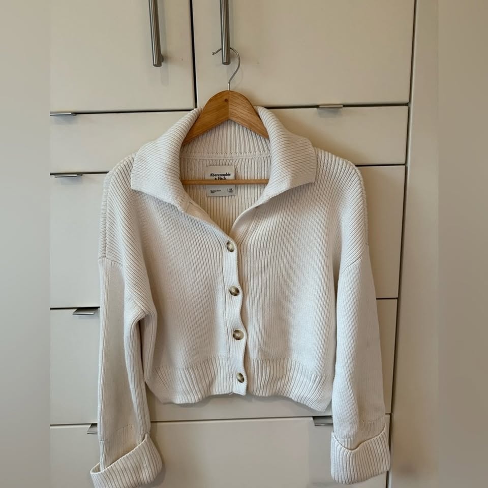 Abercrombie sweater in size XS — - photo 2