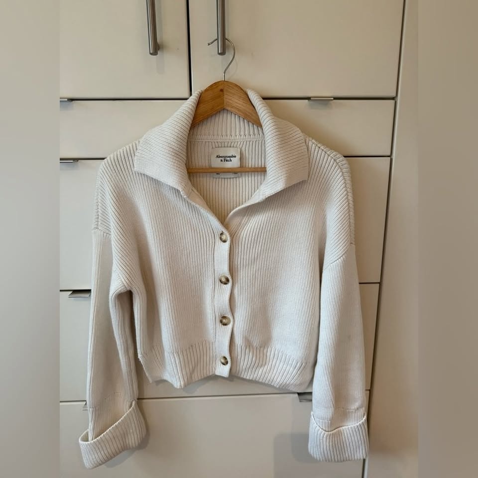Abercrombie sweater in size XS — - photo 3