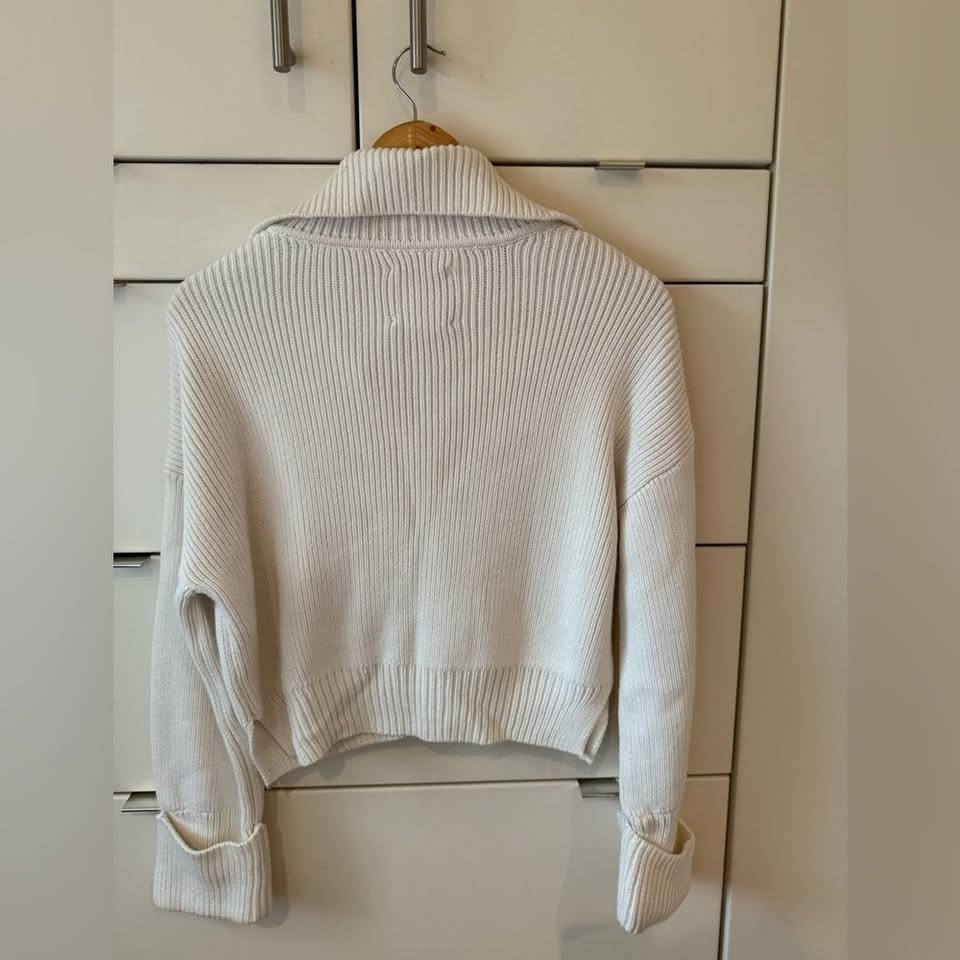 Abercrombie sweater in size XS — - photo 4