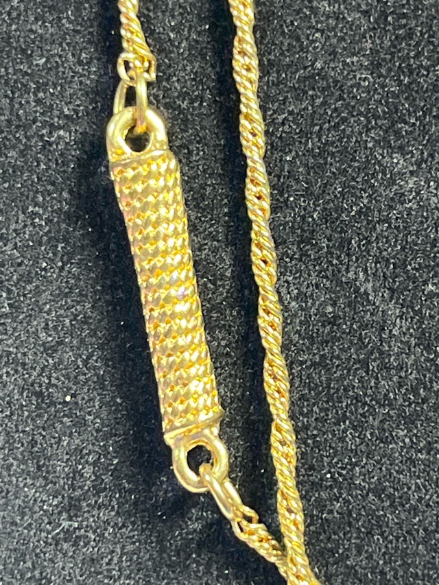 Gold-Toned Twisted Link Necklace - photo 2
