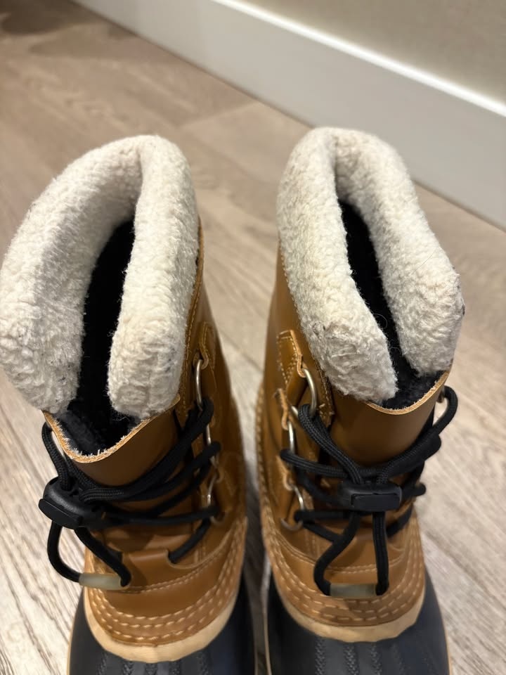 Used Kids Sorel Snow Boots Size 2 - photo 3