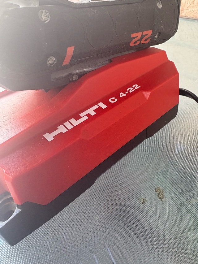 Hilti C4-22 Battery Charger - photo 5