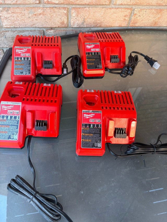 Milwaukee Battery Charger - photo 2