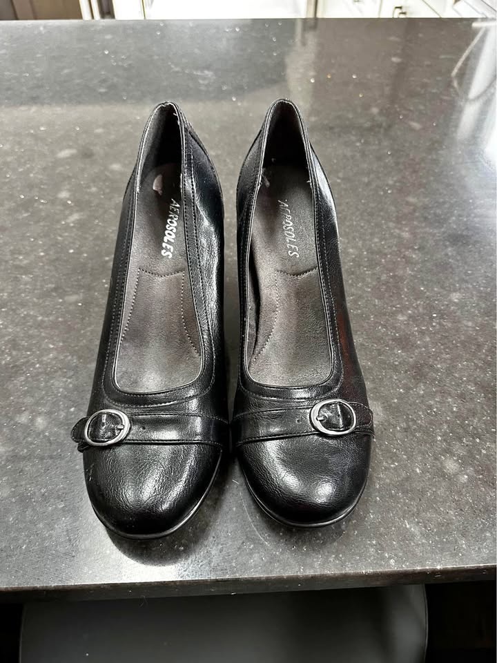 Aerosoles black heeled shoe