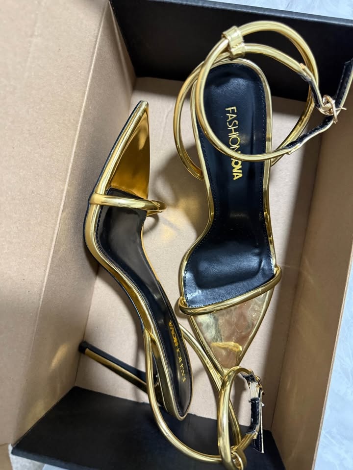 ✨ Brand New Gold Fashion Nova Heels ✨ - photo 2