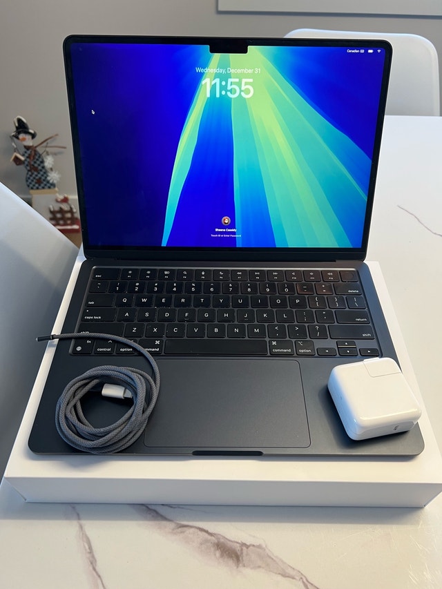 Apple MacBook Air M2 13.6” Midnight – 8GB RAM / 256GB SSD