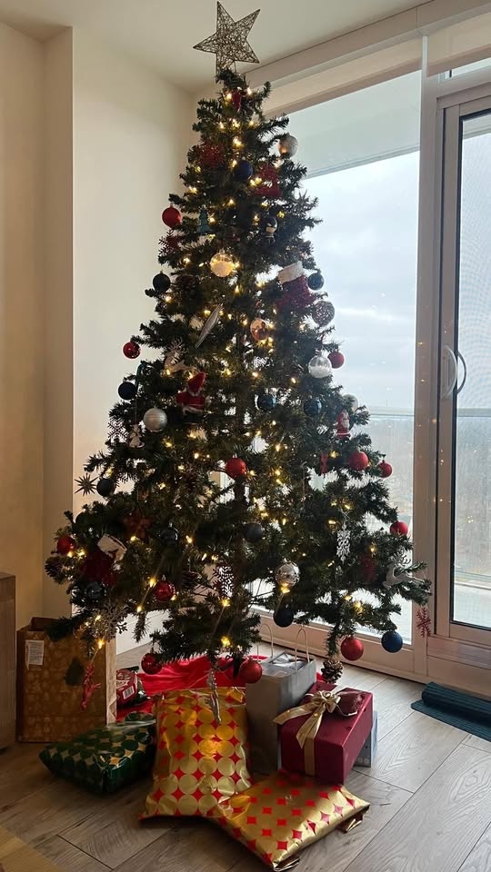 6ft plus Prelit Christmas Tree with Stand and box + Free Ornamen - photo 2
