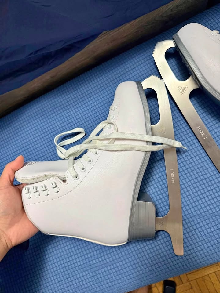 Cameo Jackson 200 figure skates