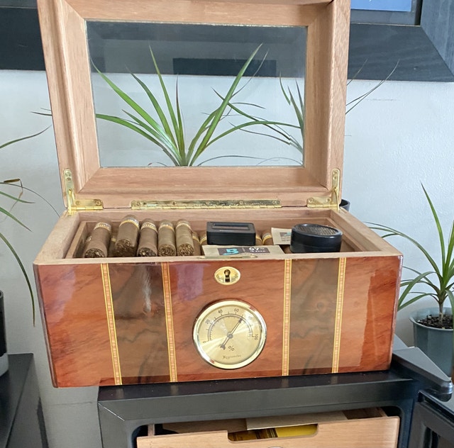 100-Cigar Glass Top Humidor - Spanish Cedar Lined