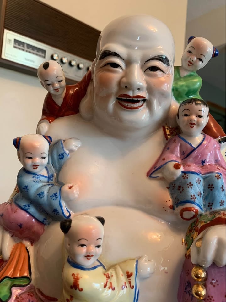 Laughing Buddha with 5 Children -Porcelain - photo 3