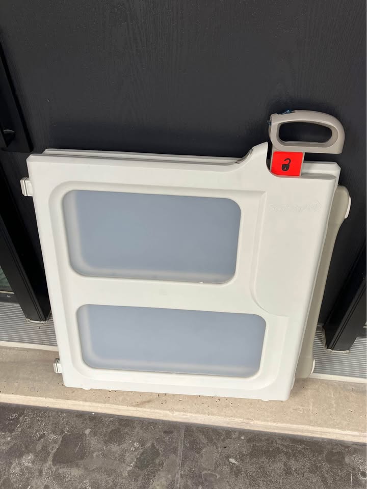 Safety 1st Pressure Gate (Used) - photo 2
