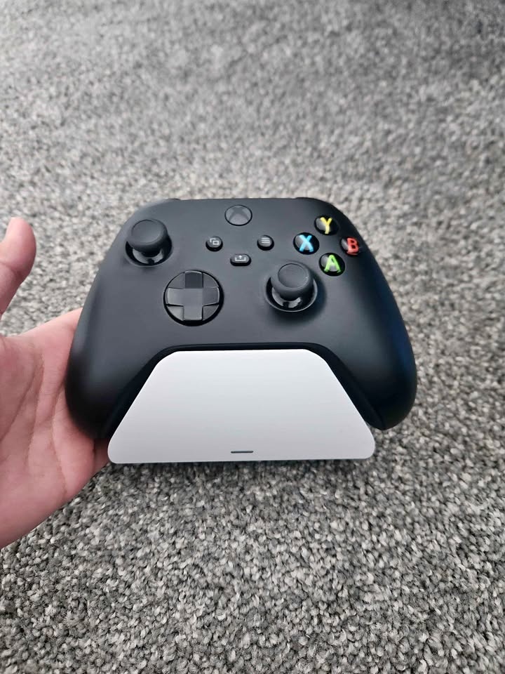 Xbox Controller With Rechargeable Pack and Stand (READ DESC)