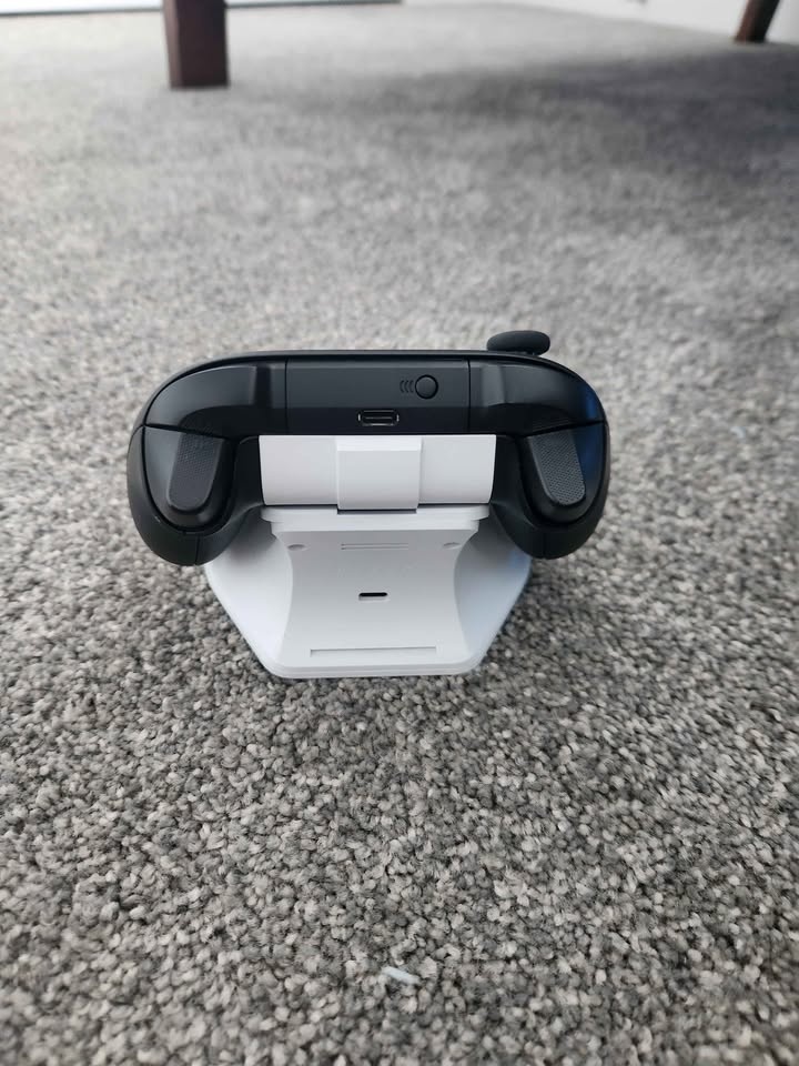 Xbox Controller With Rechargeable Pack and Stand (READ DESC) - photo 2