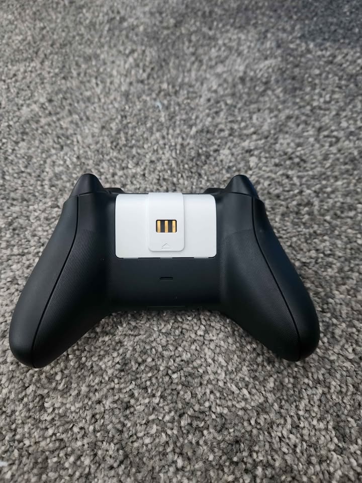 Xbox Controller With Rechargeable Pack and Stand (READ DESC) - photo 4