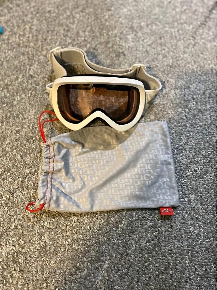 Selling ski goggles thumbnail