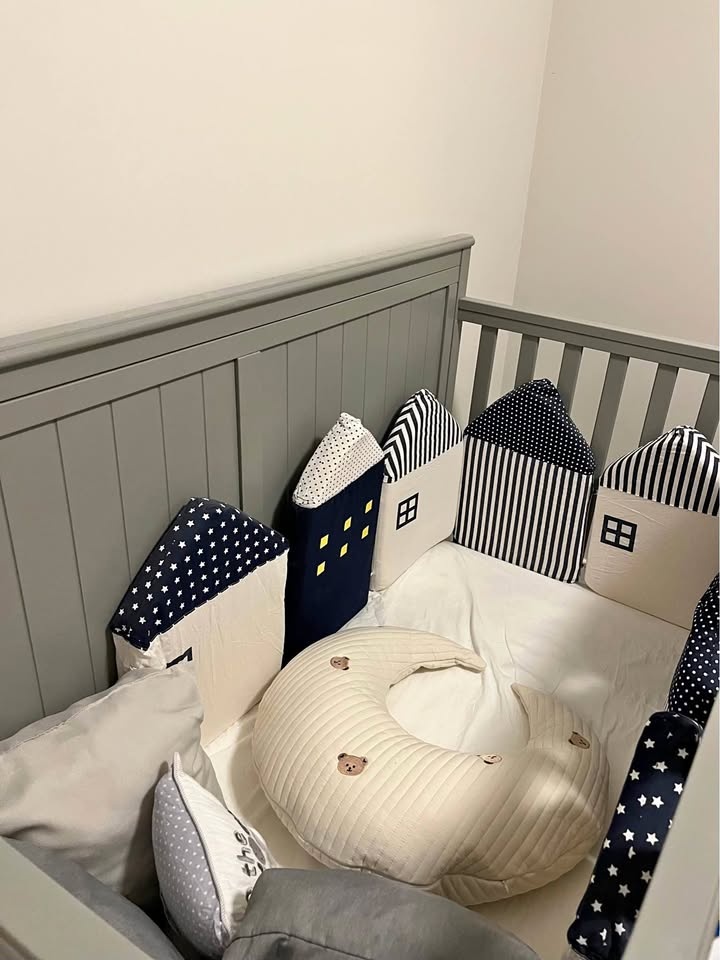 Baby crib protect padding / crib bumper (99% new crib accessory)