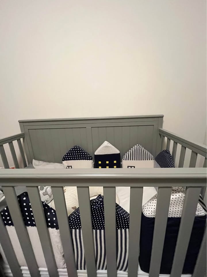 Baby crib protect padding / crib bumper (99% new crib accessory) - photo 4