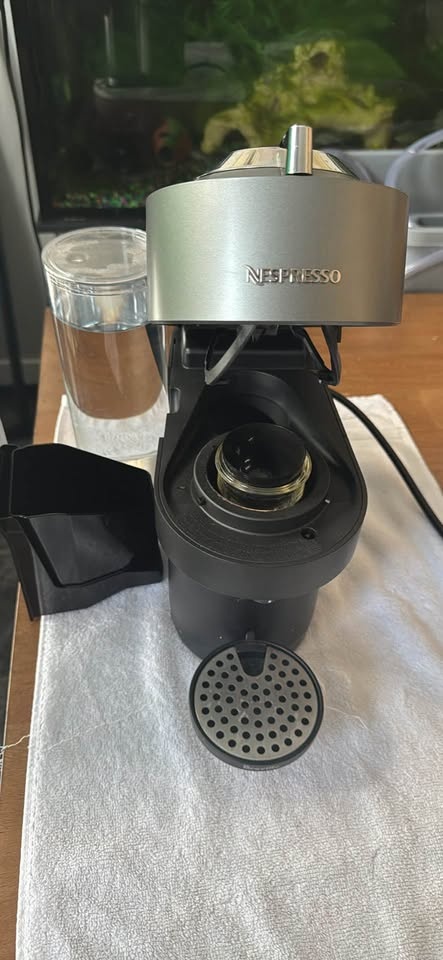 Like New Nespresso Vertuo Next - Barely Used - photo 3