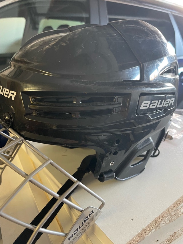 Bauer Helmet with face cage & chin strap - photo 2