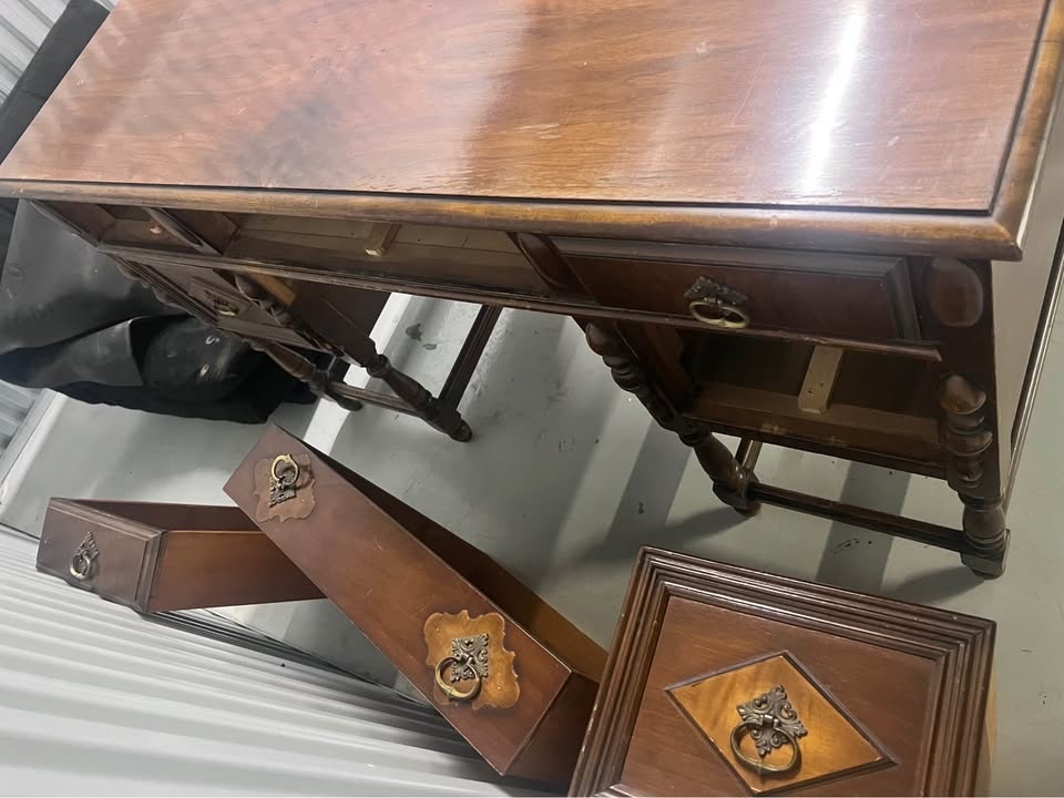 Office desk - photo 2