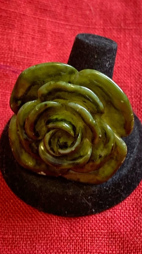 Green plastic flower fashion ring with slight ding Size 9.5