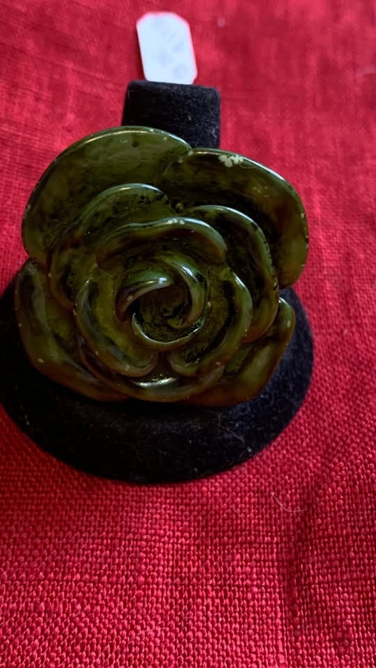 Green plastic flower fashion ring with slight ding Size 9.5 - photo 2