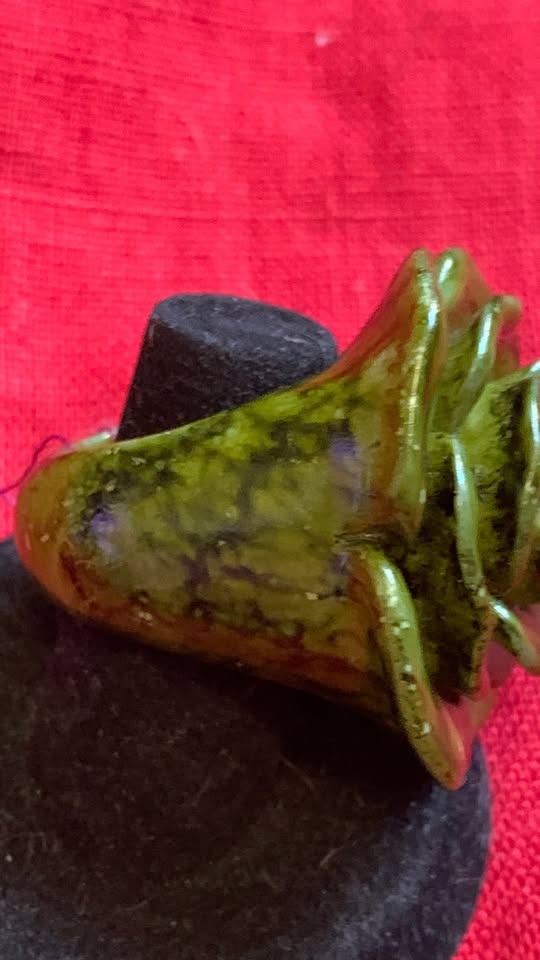 Green plastic flower fashion ring with slight ding Size 9.5 - photo 4