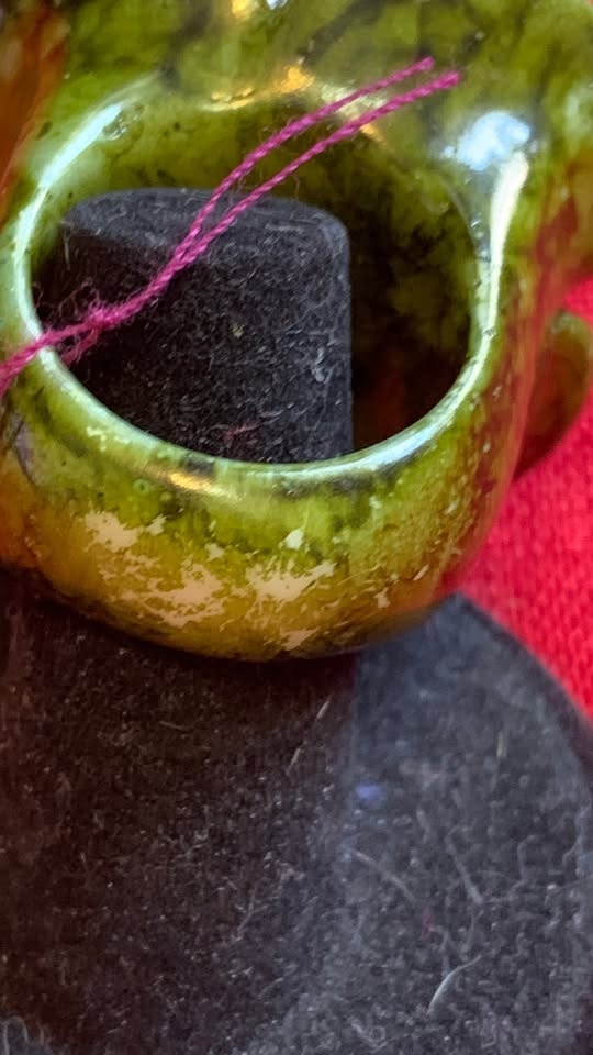 Green plastic flower fashion ring with slight ding Size 9.5 - photo 5