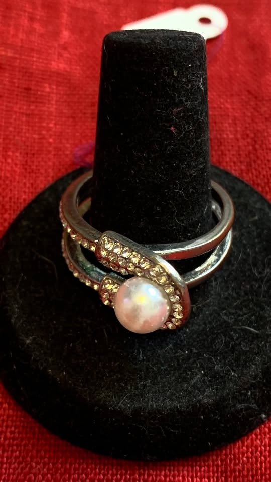 Fashion ring with silver tone, bling and pearl. Size 9.5 - photo 2