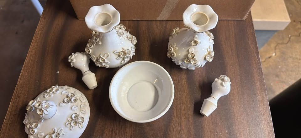 White Lefton Vanity set 2 perfume & 1 Powder jar w/rhinestones - photo 2