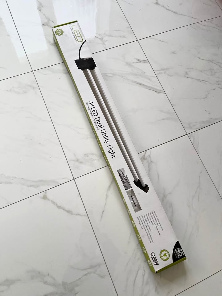 UNDER RETAIL Feit Electric 4 Feet 2 Light Black LED Utility Shop