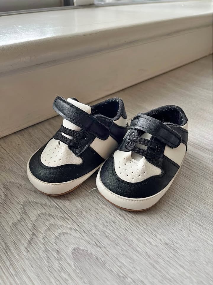 2 pairs baby sneakers