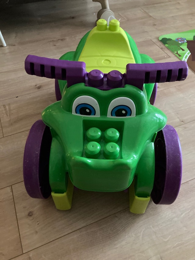 Mega blocks ride on