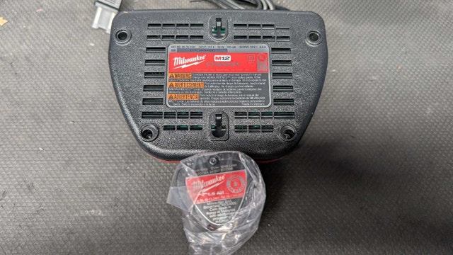Milwaukee M12 Charger and CP1.5 Battery - photo 2
