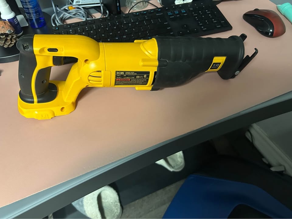 Dewalt Reciprocating Saw - photo 2