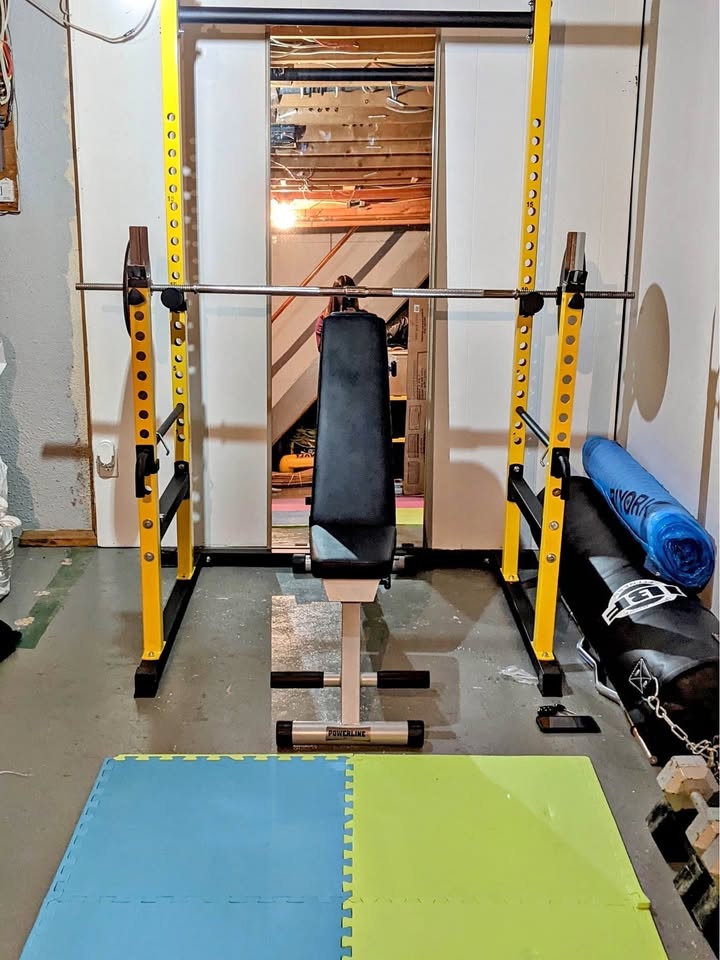 Half rack with pull up bar + bench (If AD is up it is available)