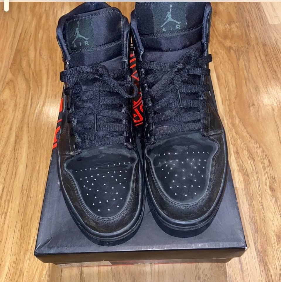 Jordan 1 Mid “Triple Black”