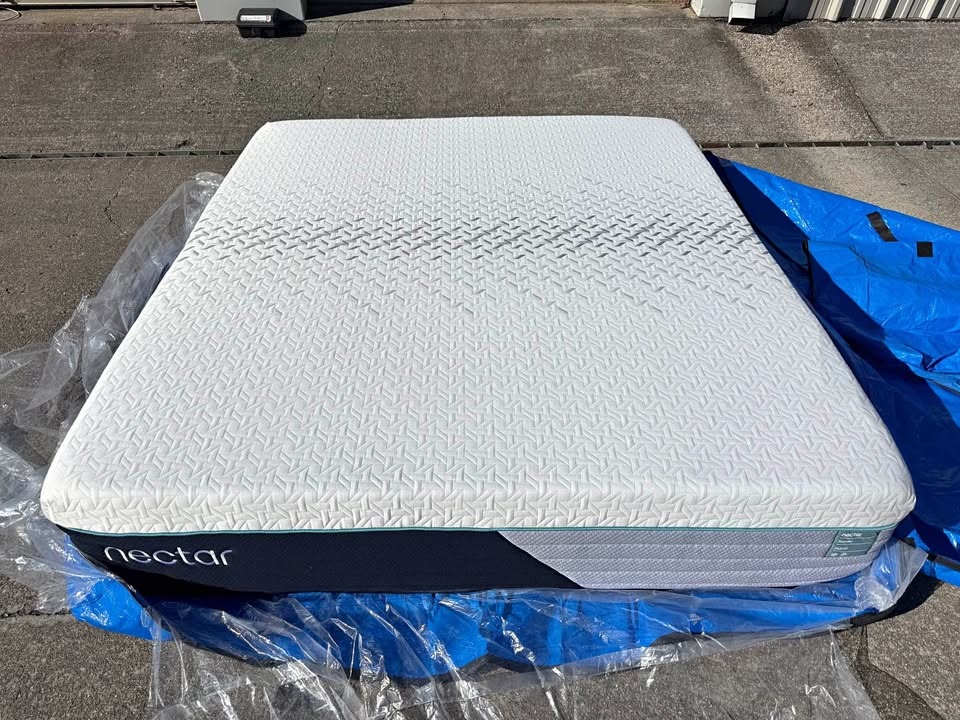 Nectar Premier Hybrid King Mattress, perfect condition