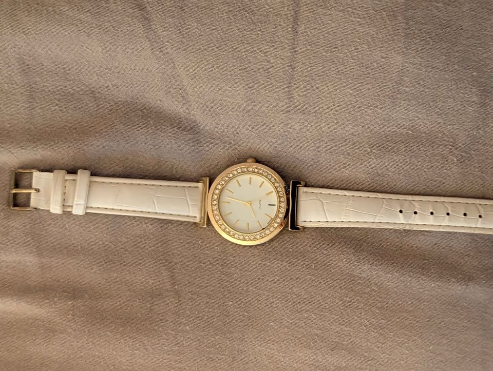 Women's watch gold and crystal-white band - photo 2