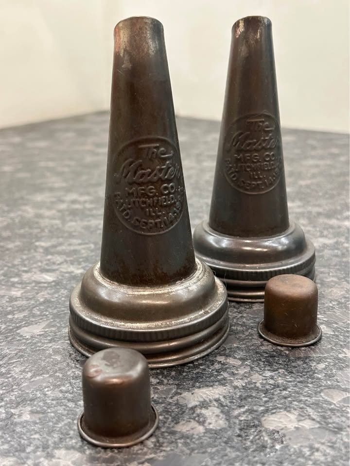 2 Vintage Master Mfg Co Oil Bottle Nozzle & Cap - photo 2