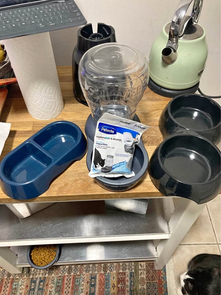 Pet dishes/ gravity water fountain w/ replacement filters