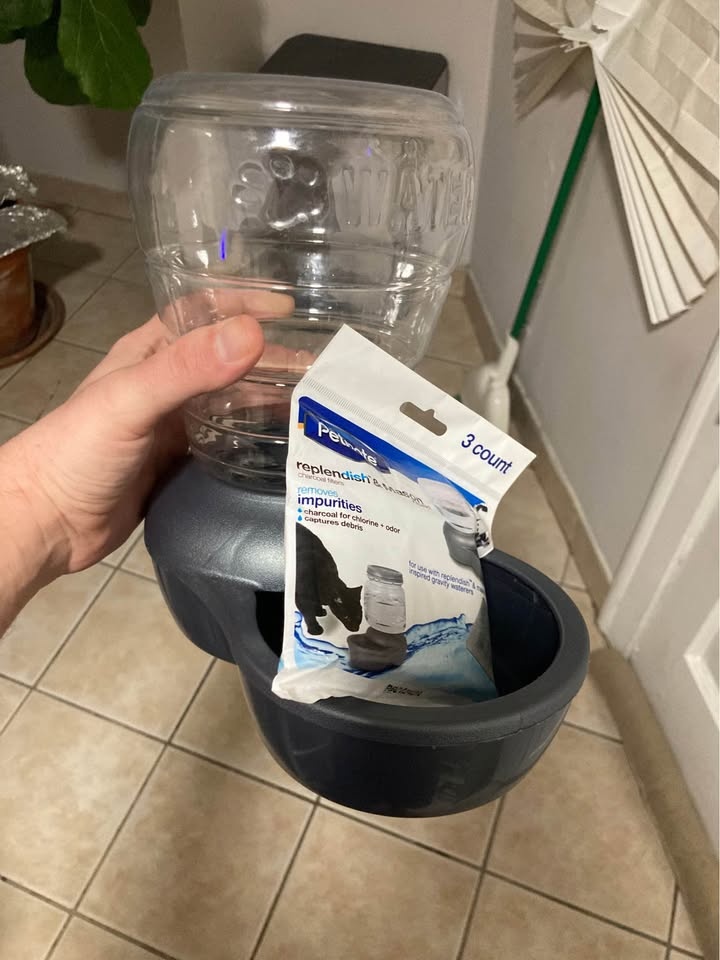 Pet dishes/ gravity water fountain w/ replacement filters - photo 3