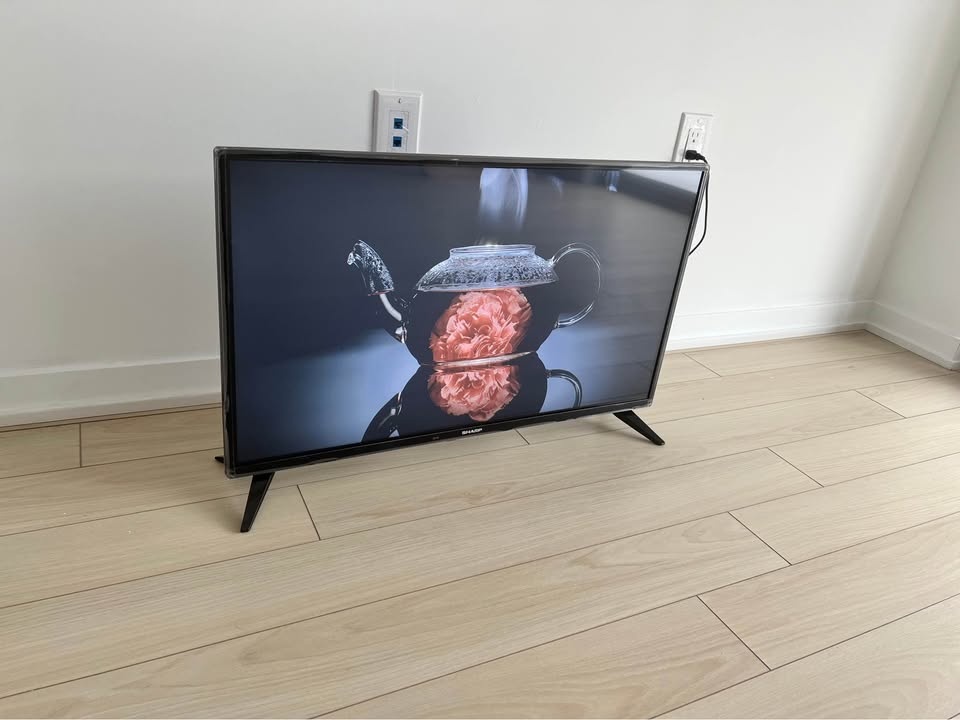 Brand new 32’’ Sharp, Smart TV - photo 2